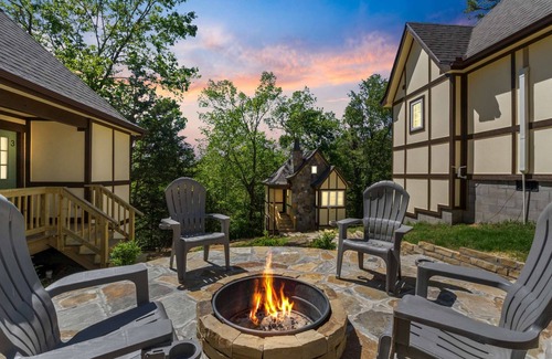 Eureka Springs Historic District Cabaña | Hearthstone Hideaway at Tudor Suites