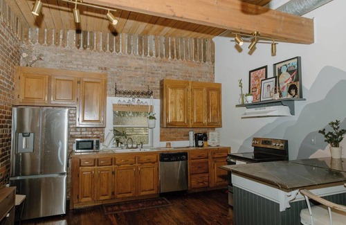 Eatonton Casa | Heartwood Loft B! A Unique Modern Cozy Loft in Downtown Eatonton