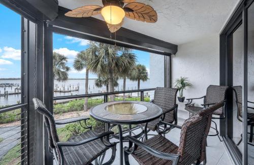 Marco Island Apartamento | Heated 2 Bath Waterfront Upscale Condo