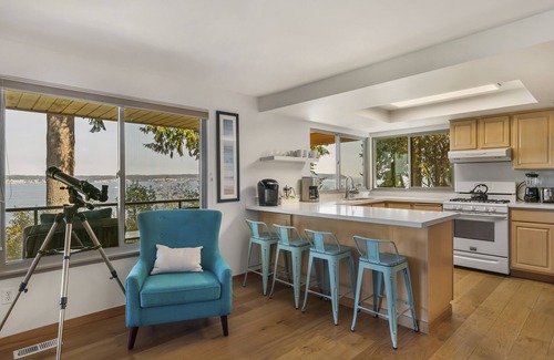 Bells Beach Casa | Heated Deck! Whale Watching! Stunning Views 3 bed Dog Friendly Home w/ Hot Tub ADA