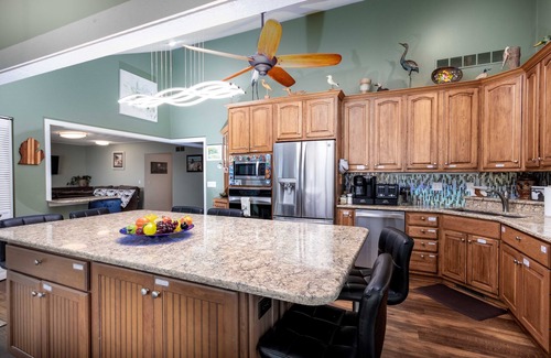 Delton Casa | Heated Indoor Pool & Court on Crooked Lake