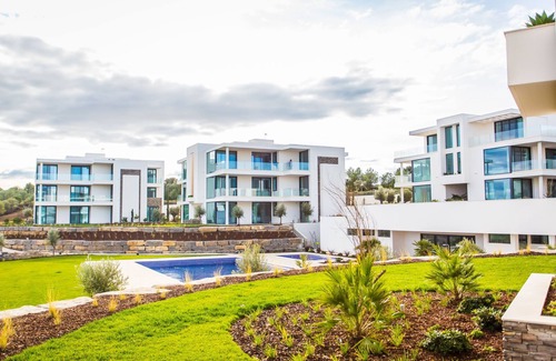 Vila Nova De Cacela Apartamento | Heated pool, lush gardens, and air conditioning at Monte Rei.