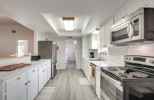Spring Hill Cabaña | Heated Pool & 4-in-1 Grill: Spring Hill Haven!