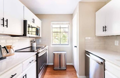 Cherrywood Casa | Heated Pool + 5 min to UT/Football Stadium