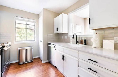 Cherrywood Casa | Heated Pool + 5 min to UT/Football Stadium