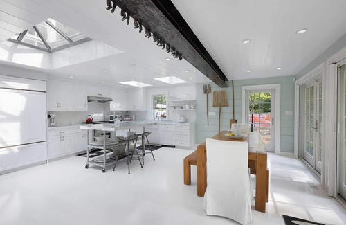 Sag Harbor Casa | Hermosa Sag Harbor Village House con piscina climatizada y aire acondicionado central!