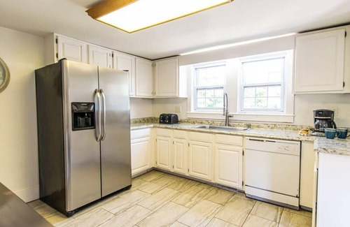South Harwich Casa | Heated Pool AC 1/2 Mile to Beach!