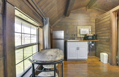 Crown Point Apartamento | Heated Pool Access: Bayou Cabin Near NOLA!