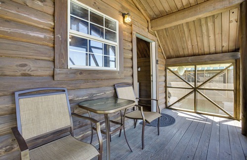 Crown Point Apartamento | Heated Pool Access: Bayou Cabin Near NOLA!