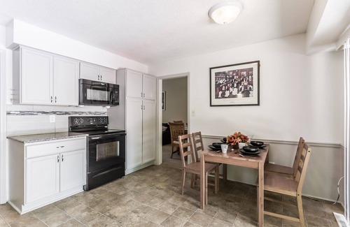 Lenexa Casa | ¡Hermosa casa con mucho espacio y piscina privada!