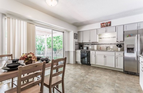 Lenexa Casa | ¡Hermosa casa con mucho espacio y piscina privada!