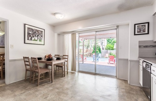 Lenexa Casa | ¡Hermosa casa con mucho espacio y piscina privada!