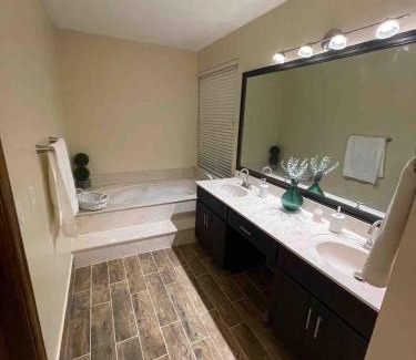 Hunt Club Apartamento | Heated pool at Persimmon Retreat