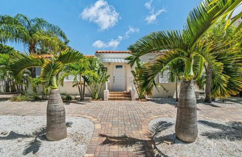 Northwood Shores Casa | Heated Pool, Beach, Miramar Villa by RoveTravel
