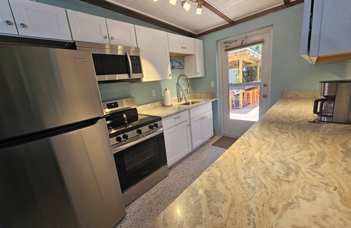 Englewood Casa | Heated Pool, Bikes, Kayaks, Sups, Outdoor Tiki Bar with TV! & Corn Hole Court