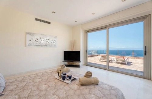 San Eugenio Villa | Impresionante villa moderna con piscina climatizada, ascensor, gimnasio, sauna, bañera de hidromasaje