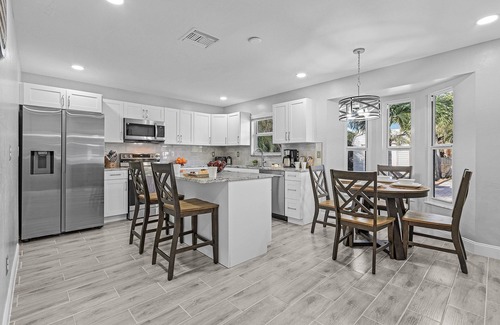 Trafalgar Casa | Heated Pool, Family Friendly, Outdoor Lounge - Shore Beats Working - Roelens