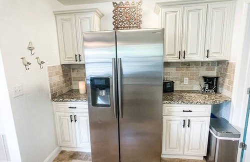 Arlington Park Casa | Heated pool home 5 min to downtown sleeps up to 8. Pet friendly!