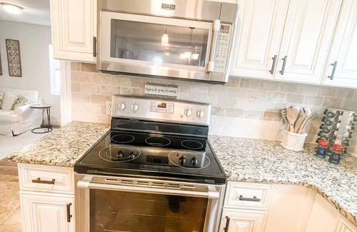Arlington Park Casa | Heated pool home 5 min to downtown sleeps up to 8. Pet friendly!