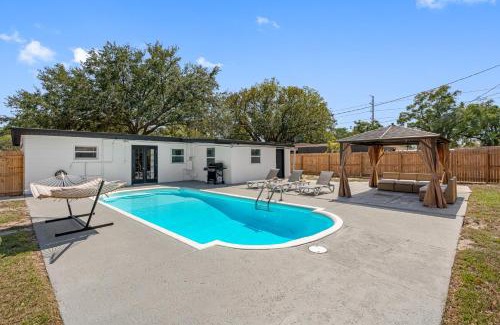Bearss Plaza Casa | Heated Pool Home * King Bed