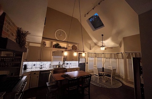Greenwich Casa | heated pool, Hot Tub & deck, large media & game room, lots of room indoor & out