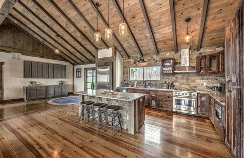 Cherry Log Cabina | Heated pool & hot tub at huge mountain retreat
