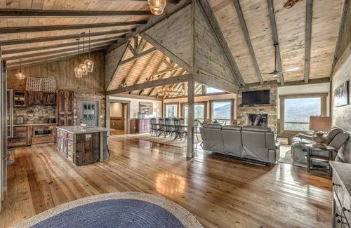 Cherry Log Cabina | Heated pool & hot tub at huge mountain retreat