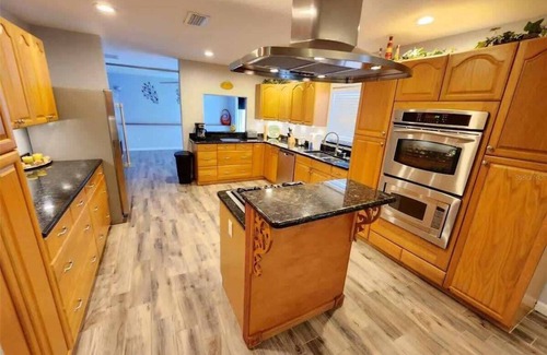 Lutz Casa | Heated pool, Jacuzzi & Sauna! Tampa, FL