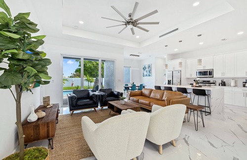 Diplomat Casa | Heated Pool!🌴Modern Home☀️4 Bedrooms!