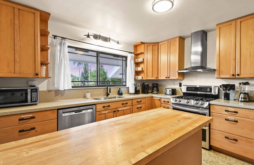 Lake Worth Corridor Casa | Heated Pool Near Beach Tiki-Cabana Lakefront