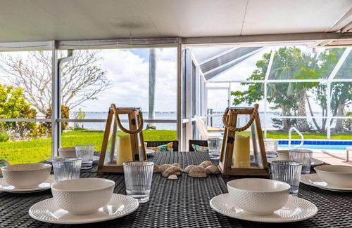 Caloosahatchee Casa | Heated Pool, Ping Pong Table, Sleeps 10 - Villa Sunset Riverhouse