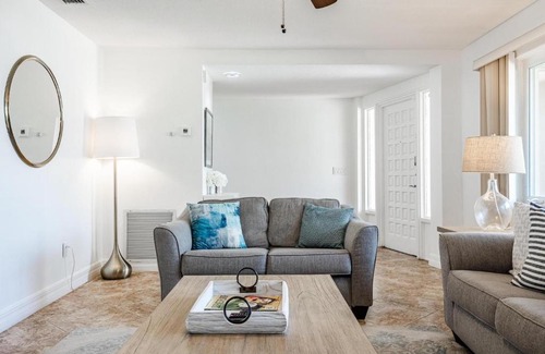 Caloosahatchee Casa | Heated Pool, Ping Pong Table, Sleeps 10 - Villa Sunset Riverhouse