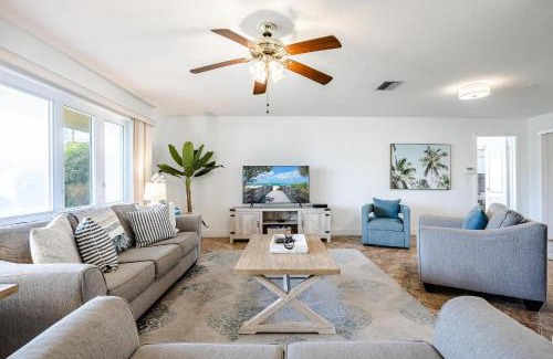 Caloosahatchee Casa | Heated Pool, Ping Pong Table, Sleeps 10 - Villa Sunset Riverhouse