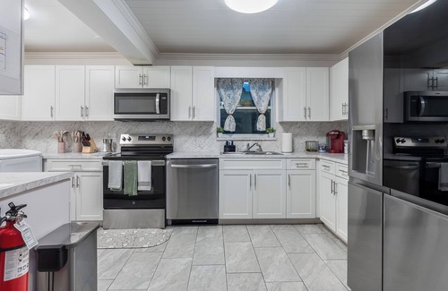 North Andrews Gardens Casa | Heated Pool Retreat – 5 Min to Beach!