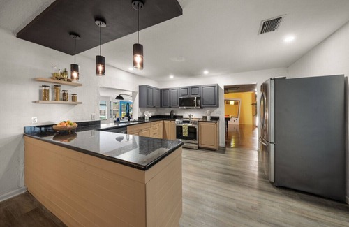 Bradenton Villa | Heated Pool Sleeps 32! Pickle/Basketball|Theater