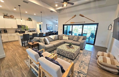 Mariner Casa | Heated Pool & Spa on a Canal + kayaks & ping pong
