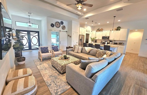 Mariner Casa | Heated Pool & Spa on a Canal + kayaks & ping pong