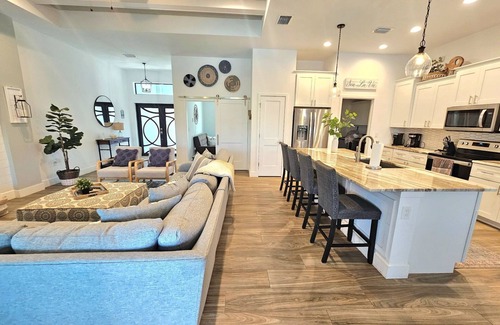 Mariner Casa | Heated Pool & Spa on a Canal + kayaks & ping pong