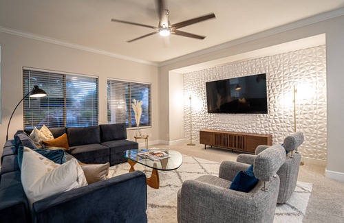 Queenland Manor Casa | Heated Pool/Spa. Putting Green. Ping Pong. Bikes. Family Fun.