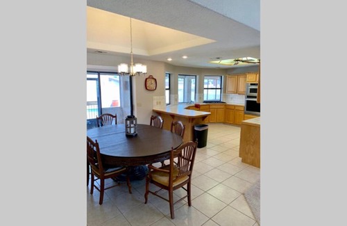 Lake Havasu City Casa | HEATED POOL. SPACIOUS WHOLE HOUSE. QUIET NEIGHBORHOOD. CLOSE TO LAKE & GOLF. AMPLE PARKING.