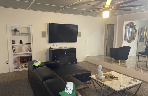 Riverdale Casa | HEATED POOL ~ THE WHITE HOUSE ATLANTA - MEZZANINE LEVEL