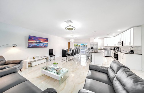 Bermuda Riviera Casa | Heated Pool & Waterfront! Kayaks + Pool Table!