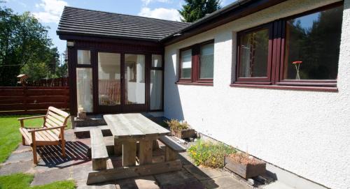 Boat of Garten Casa | Heath Cottage, Tranquil Cottage by the Woods