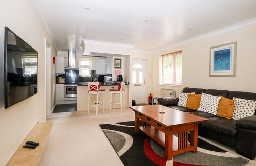 Buxted Cabaña | HEATH RETREAT, family friendly, with pool in Buxted