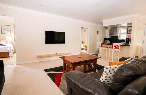 Buxted Cabaña | HEATH RETREAT, family friendly, with pool in Buxted