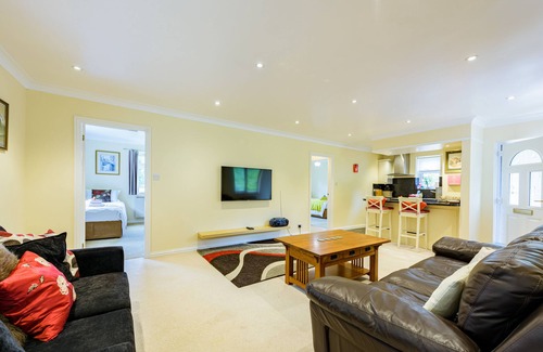 Buxted Cabaña | HEATH RETREAT, family friendly, with pool in Buxted