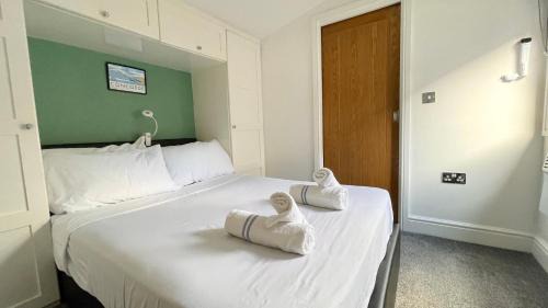 London Borough of Hounslow Casa | Heathrow Airport 10 mins drive l FREE SECURE PARKING l Tiny House with Courtyard