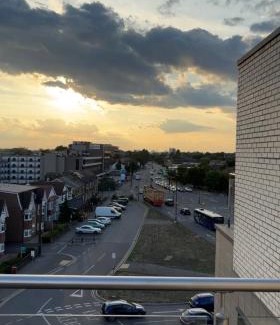 George Green Apartamento | Heathrow Airport Flat with Balcony and Free Parking