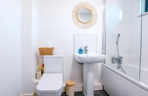 George Green Apartamento | Heathrow Airport Flat with Balcony and Free Parking