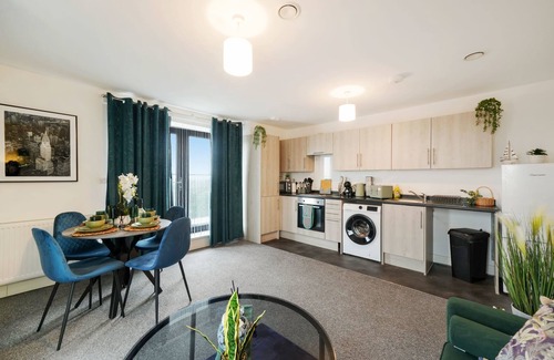 George Green Apartamento | Heathrow Gateway Apartment with Balcony & Parking